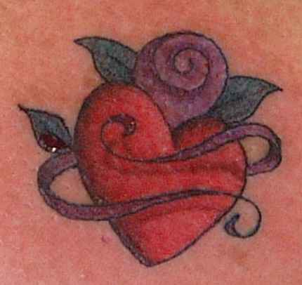 tatuaje de corazón con cintas moradas