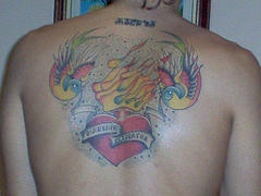 Brennendes Herz mit Spatzen Tattoo auf dem Rücken