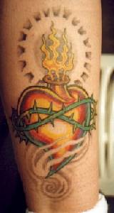 tatuaje de corazón en llamas con corona de espinas