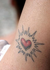 Le tatouage de cœur avec le rayonnement