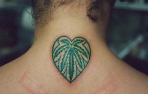 tatuaje de corazón con hoja de marijuana dentro