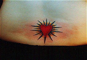 tatuaje de corazón rojo en brillo