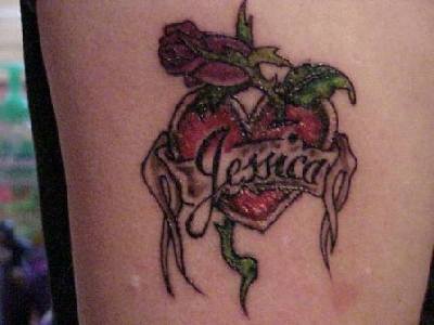 tatuaje de corazón con corazón amoroso y rosa con Jessica