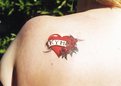 tatuaje del corazón con el nombre amoroso de Kym dentro