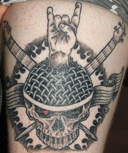 Calavera estilo heavy metal en las llamas tatuaje en tinta negra