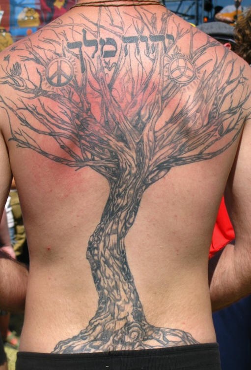 tatuaje de árbol rey con escritos hebreos