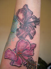 Dunkle purple Hibiskus Blumen Tattoo