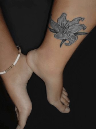 tatuaje pálido en la pierna de hibisco azul