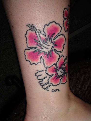 Le tatouage minimaliste de fleurs d&quothibiscus sur la jambe