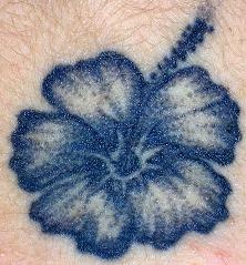 tatuaje negro de flor de hibisco