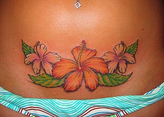 tatuaje en el vientre de flores de hibisco