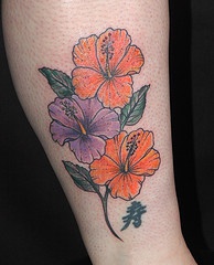 Le tatouage de fleures pourpres et oranges d&quothibiscus