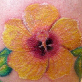 Le tatouage d&quotune fleur jaune d&quothibiscus