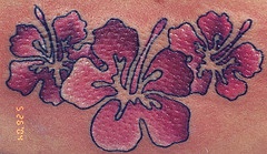 tatuaje minimalista deflores moradas de hibisco