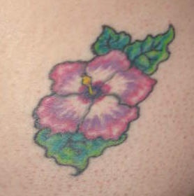 Le tatouage d&quothibiscus rose