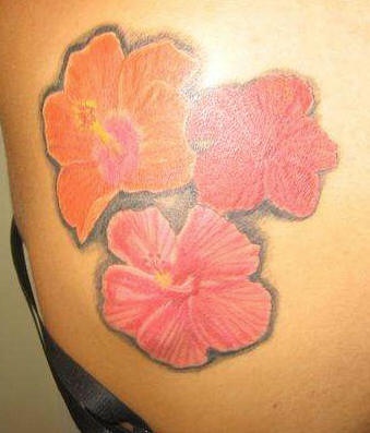 tatuaje de tres flores de hibisco
