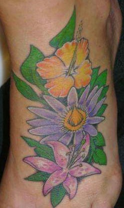 tatuaje en el pie de flores de hibisco