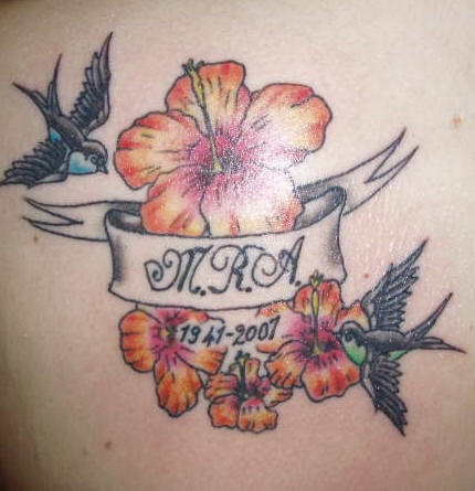 tatuaje conmemorial de hibisco con gorriones