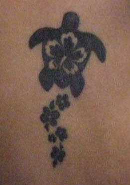 tatuaje de tortuga negra con flores de hibisco