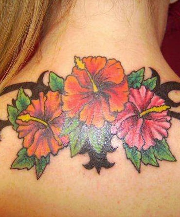 tatuaje en la espalda de flores coloridas de hibisco