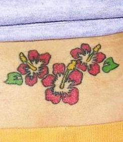 tatuaje de tres flores hibisco