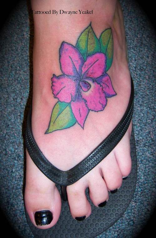 Le tatouage d&quothibiscus pourpre sur le pied