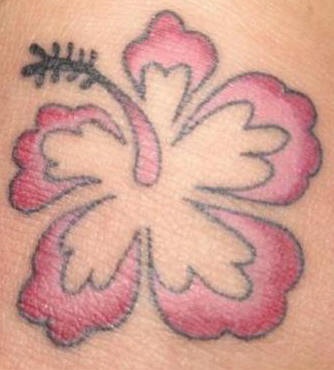 tatuaje minimalista de hibisco rosa