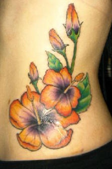 tatuaje de flores de hibisco naranjas y florecimiento