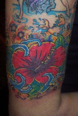 Le tatouage d&quothibiscus asiatique rouge dans l’eau