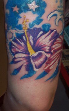 Hibiskus-Blume im Himmel buntes Tattoo