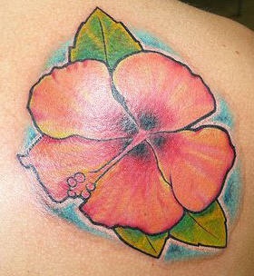 tatuaje realístico de hibiscus de agua