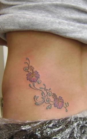 tatuaje en el costado de hibisco
