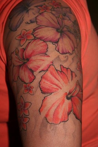 tatuaje en color de la rama de flores de hibisco