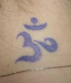 tatuaje de Mantra indú de Om