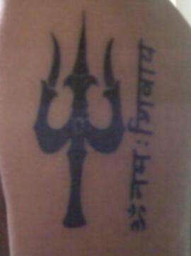 tatuaje de mantra indú con tridente