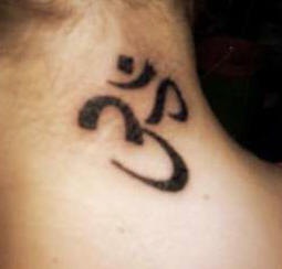 Om Symbol kleines Tattoo