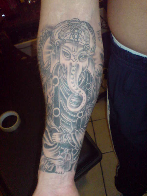 Le tatouage de Ganesha à l&quotencre noir sur le bras