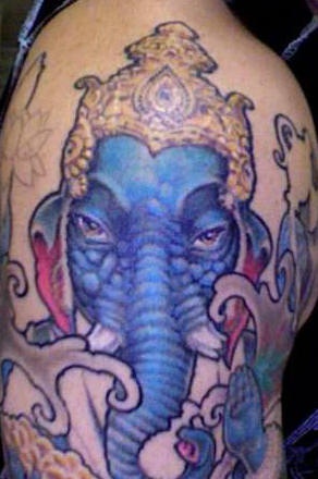 tatuaje surrealista y colorido de Ganesha de visión cercana