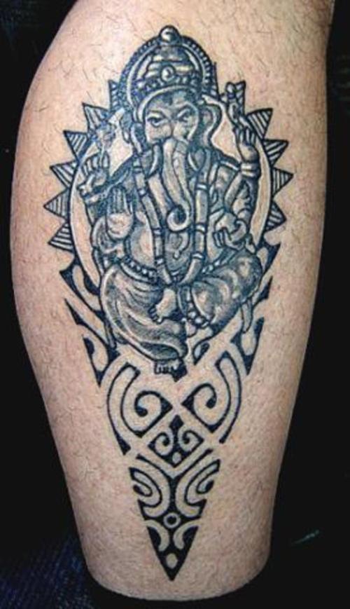 tatuaje de la deidad de Ganesha con tracería tribal