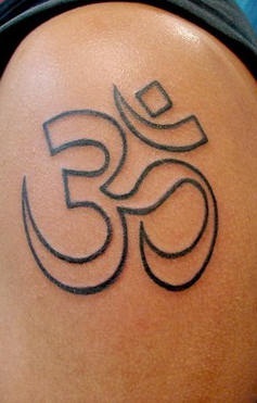 tatuaje indú de símbolo de Om