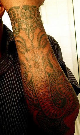 tatuaje en el brazo de la cara enfadada de Ganesha