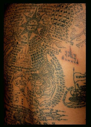 tatuaje original de escritos indú