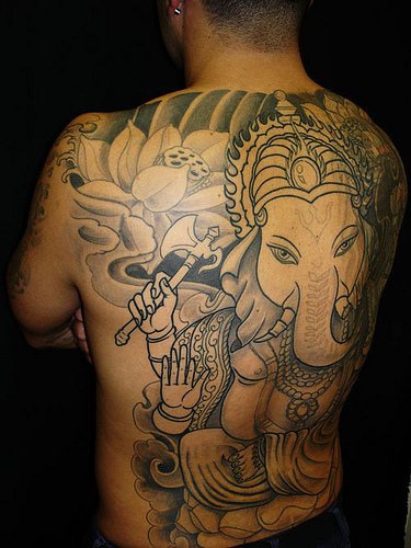 tatuaje en toda la espalda en tinta negra de la deidad de Ganesha
