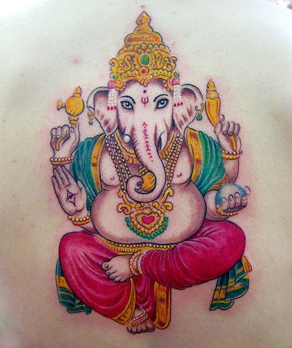 tatuaje colorido de la deidad de Ganesha indú