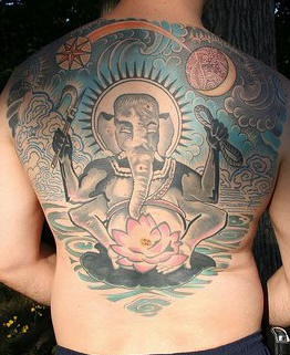 tatuaje en toda la espalda de Ganesha en la flor de loto en el cielo