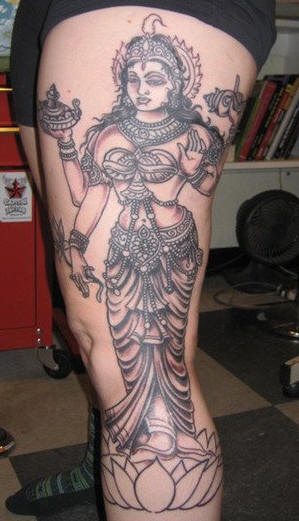 tatuaje de mujer mística indú en la flor de loto