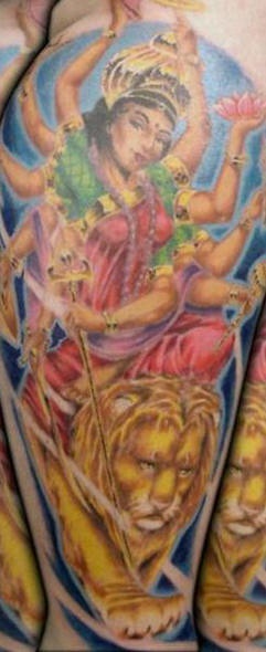 Le tatouage d&quotune déesse hindoue Dourga avec un lion