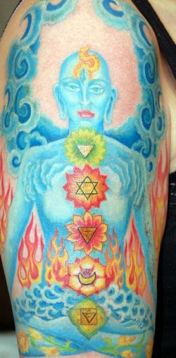 tatuaje colorido de chacras indú