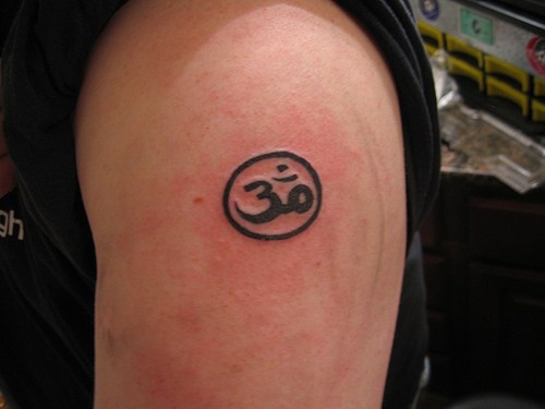 Le tatouage d&quotOmkara en cercle