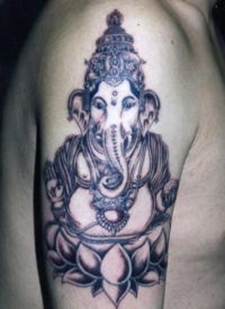 Meditierende Ganesha schwarze Tinte Tattoo
